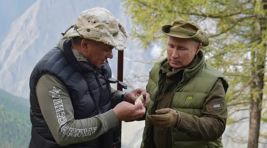  Опубликовано видео с отпуска Путина и Шойгу в сибирской тайге 
