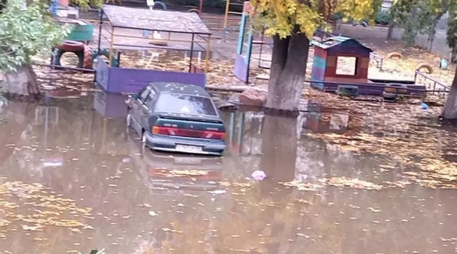 Вода в машинах и песочнице: в Бийске затопило двор многоквартирного дома