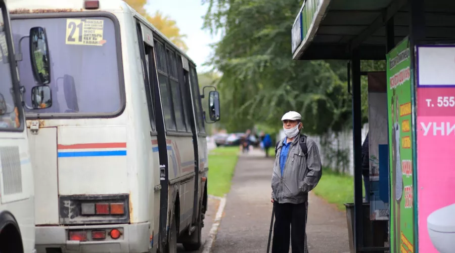 В Бийске водитель автобуса протащил по асфальту застрявшую в дверях пенсионерку