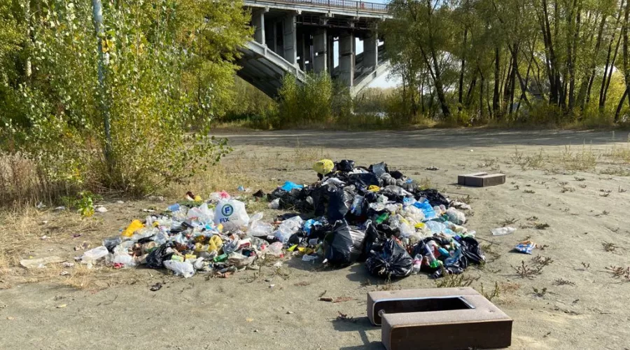 Сезон закрыт: центральный пляж Бийска утопает в мусоре