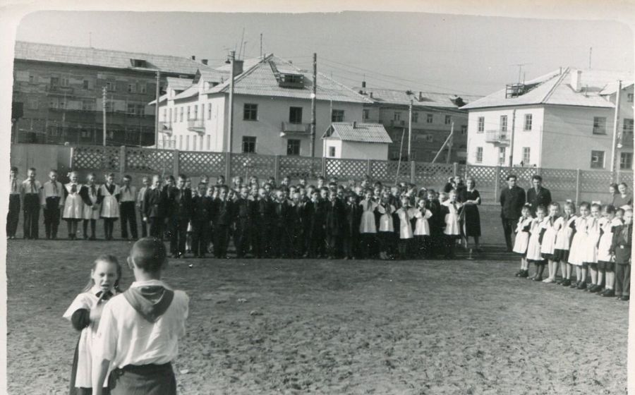 Школа № 5 (ул. Васильева), сбор дружины в День пионерии, 1959 год