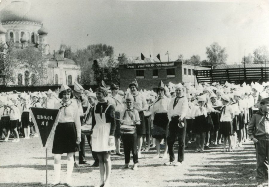 Пионерская организация школы №1 на первомайском параде, 60-е годы