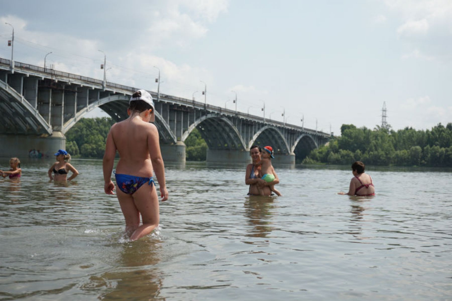 Пляж в районе коммунального моста - старейший в городе. Фото: Иван Зяблицкий