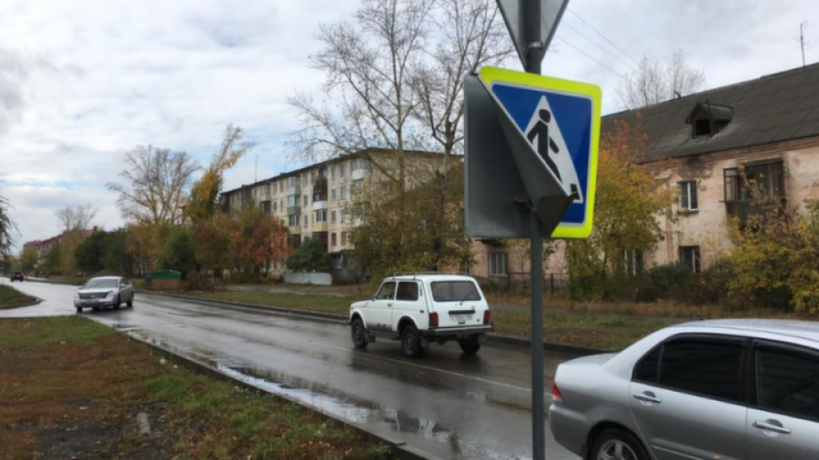 Вандалы исковеркали дорожные знаки на улице Матросова