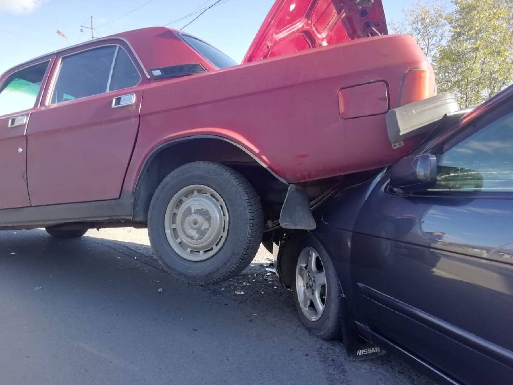 Одна легковушка оказалась на другой в результате ДТП в Бийске 