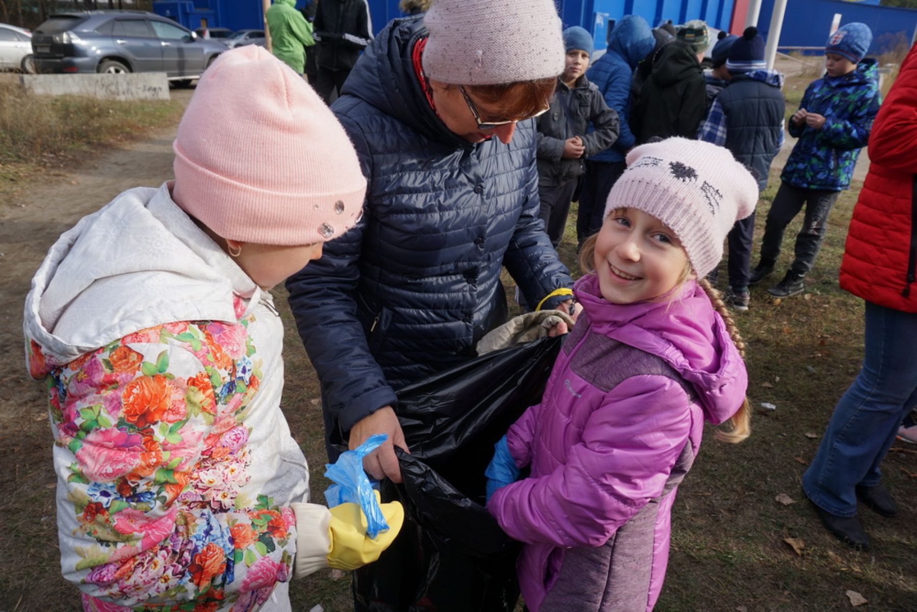 Фоторепортаж: Бийские школьники убрали мусор в лесопарковой зоне