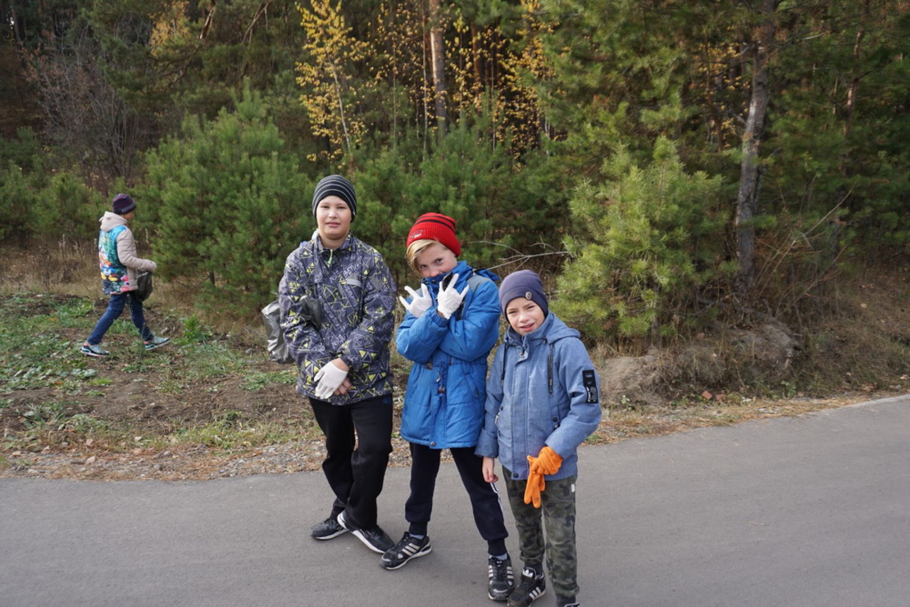 Фоторепортаж: Бийские школьники убрали мусор в лесопарковой зоне