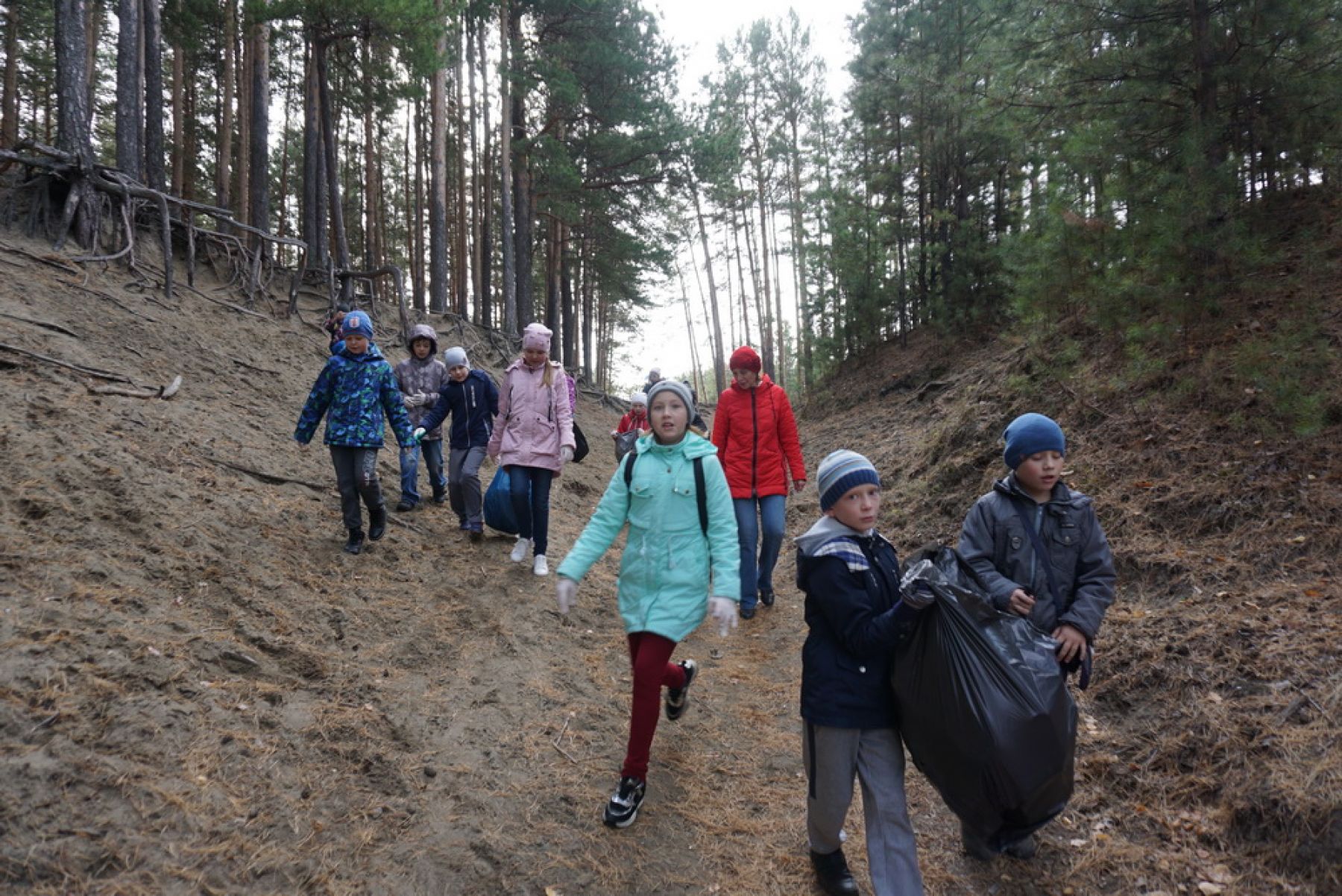 Фоторепортаж: Бийские школьники убрали мусор в лесопарковой зоне