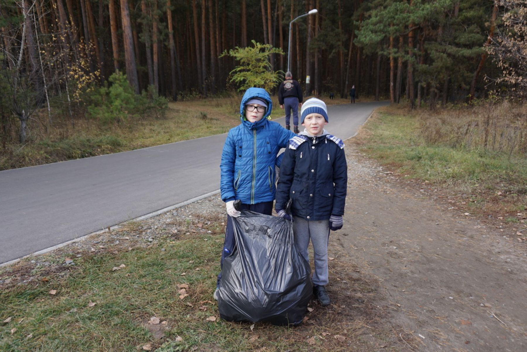 Фоторепортаж: Бийские школьники убрали мусор в лесопарковой зоне