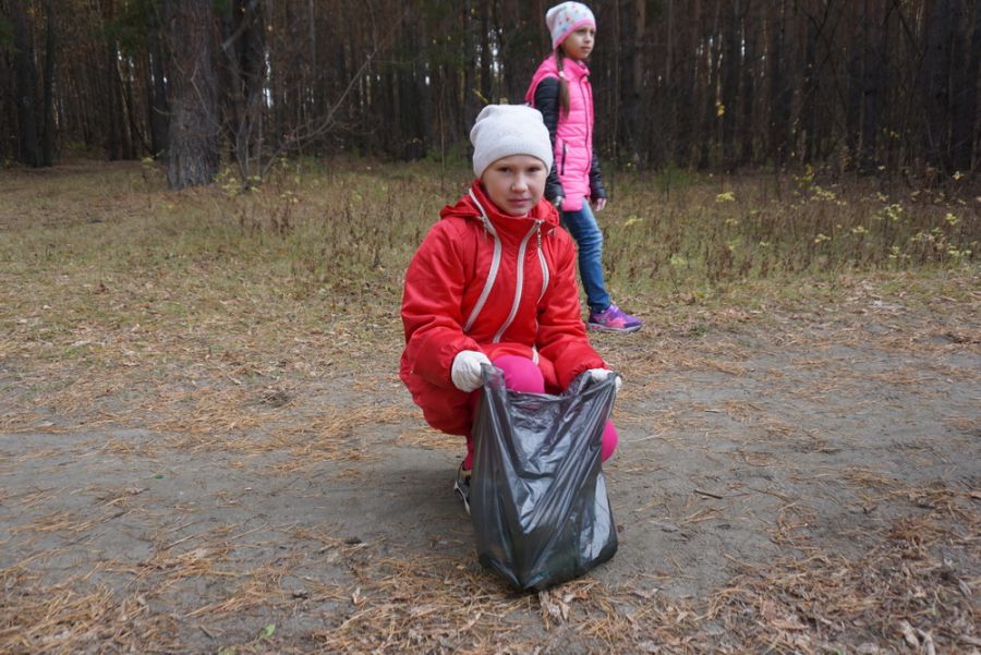 Фоторепортаж: Бийские школьники убрали мусор в лесопарковой зоне