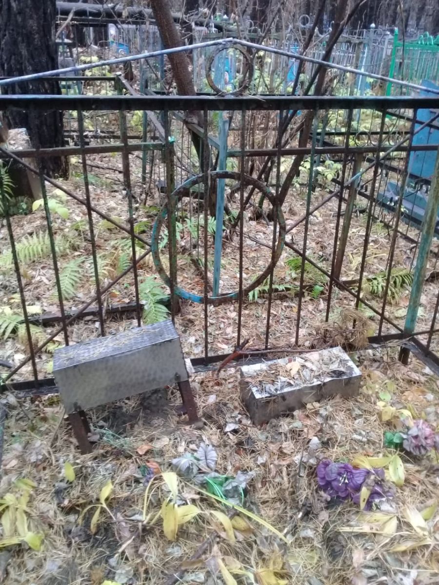 Вандалы разломали и унесли памятники с могил на Заречном кладбище