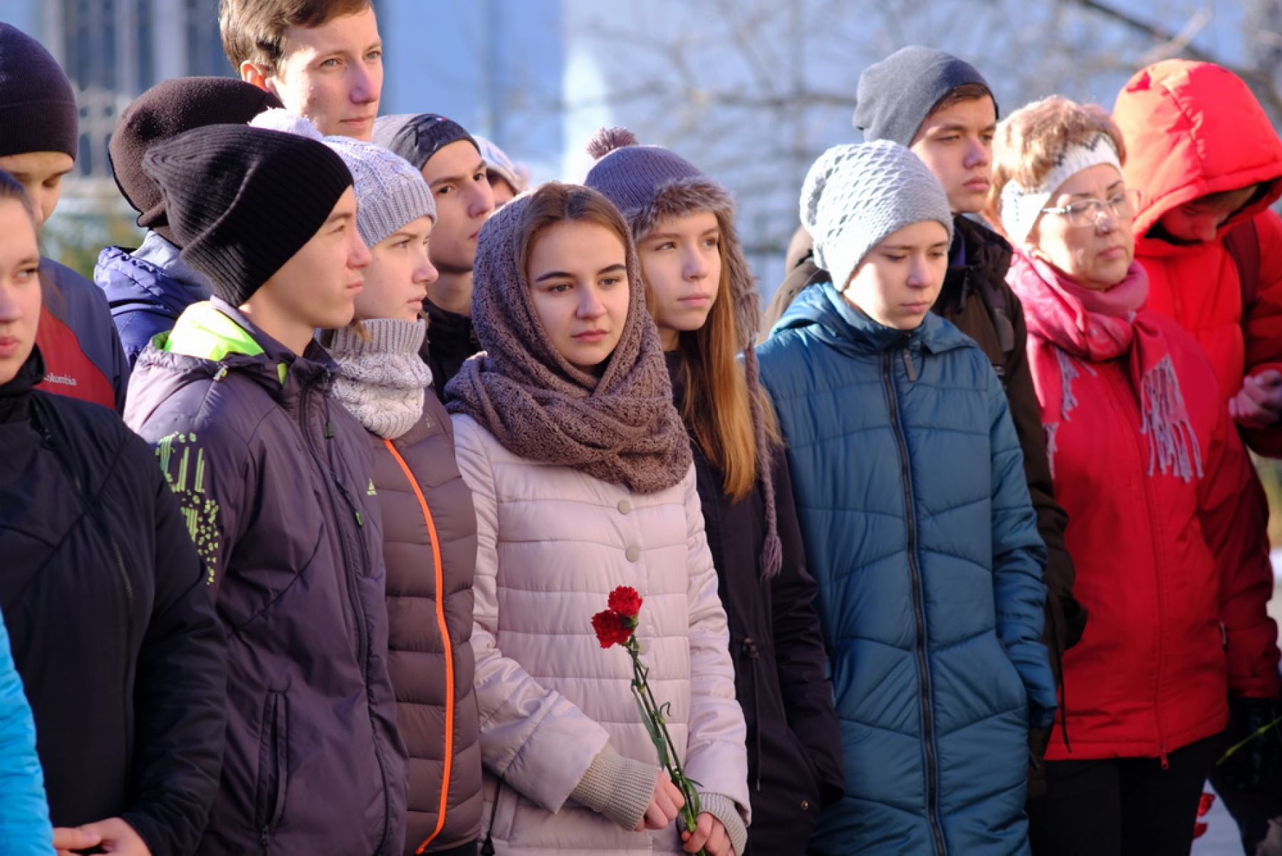 Гвоздики для комбата: в Бийске появилась новая мемориальная доска