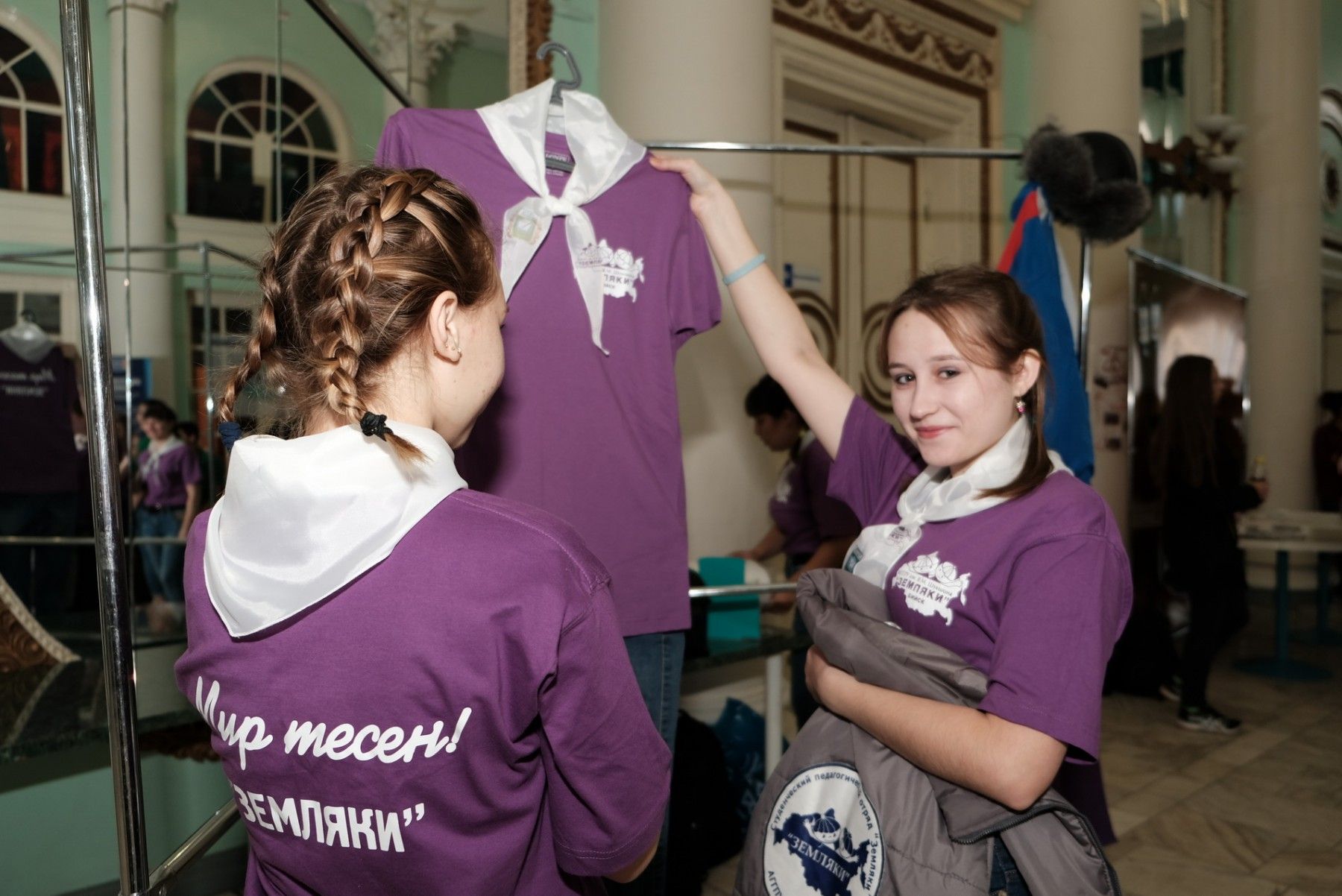 Как студенты отправляются в походы, работают с детьми и ведут мобильный репортаж