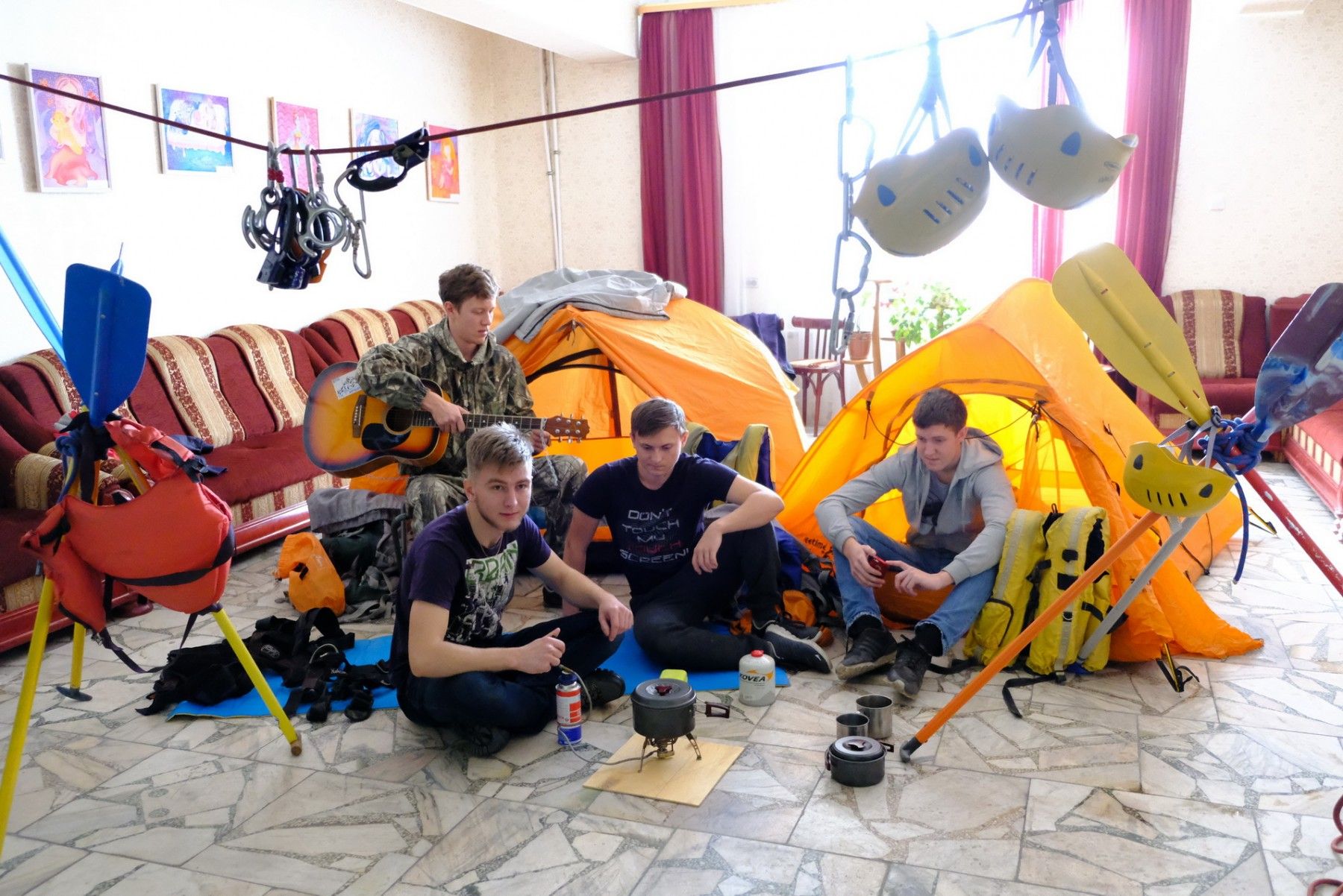 Как студенты отправляются в походы, работают с детьми и ведут мобильный репортаж