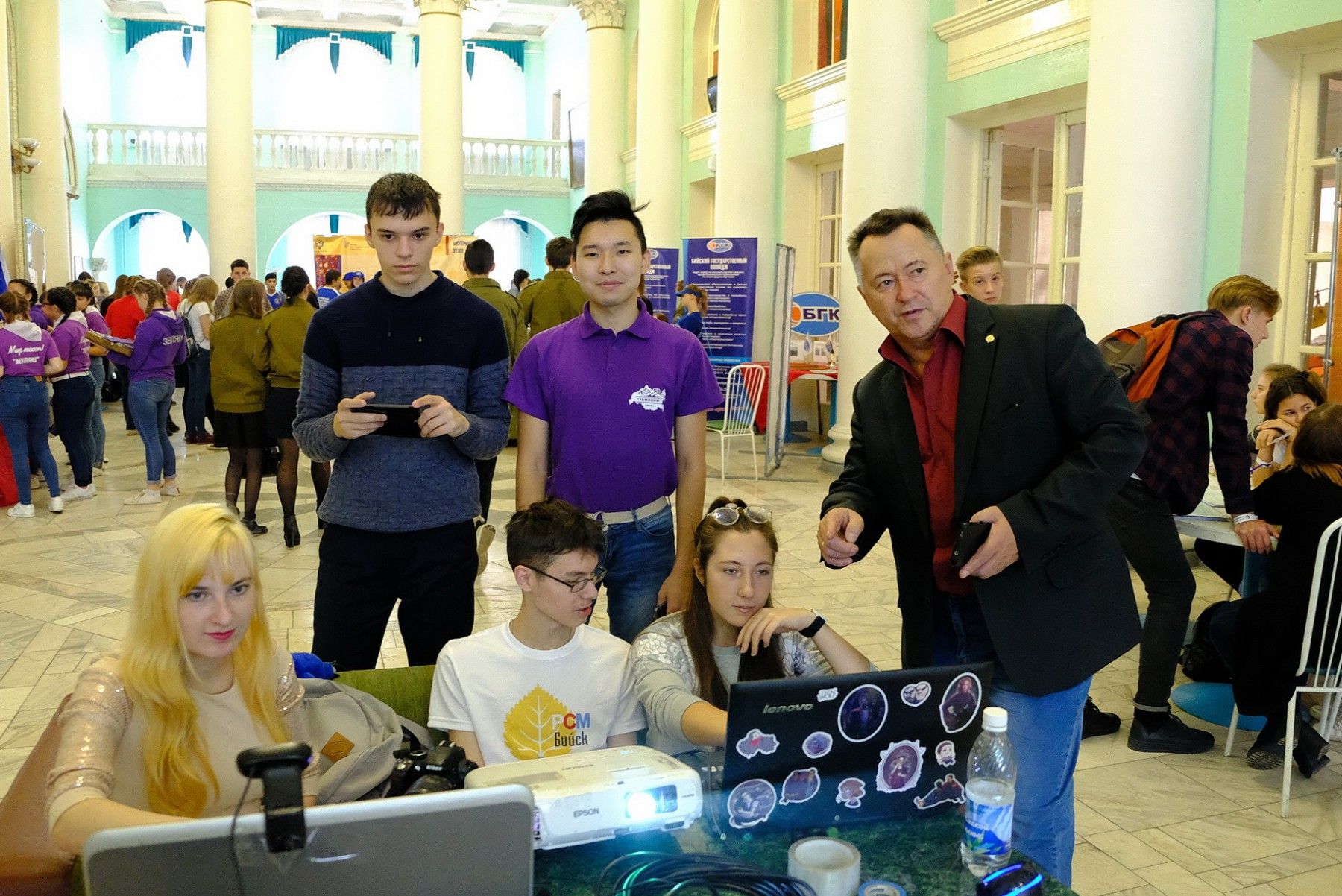 Как студенты отправляются в походы, работают с детьми и ведут мобильный репортаж