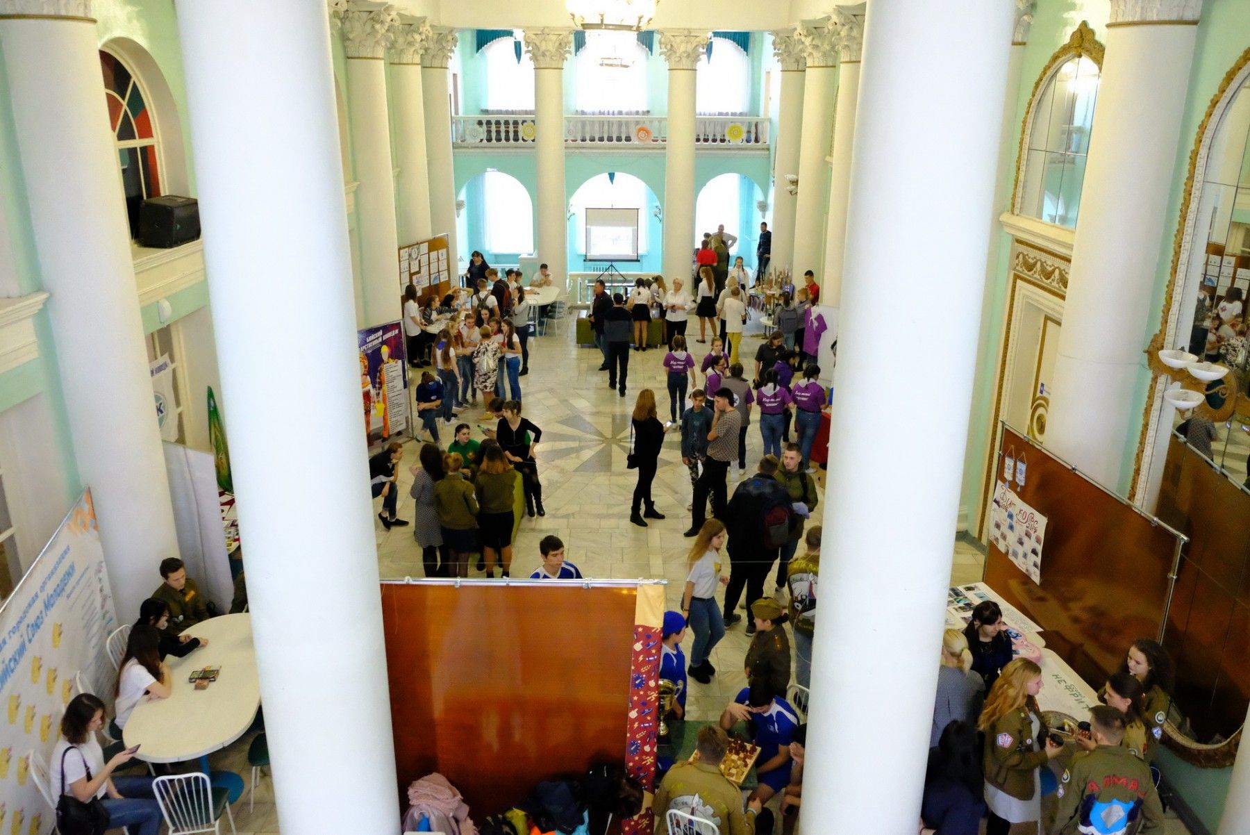 Как студенты отправляются в походы, работают с детьми и ведут мобильный репортаж