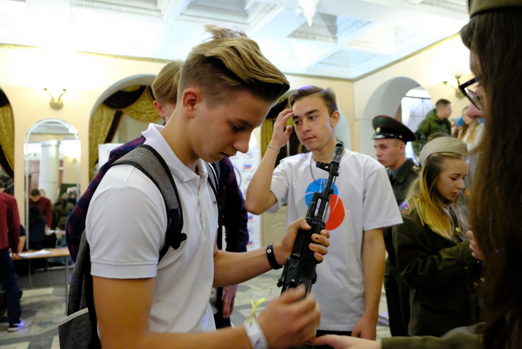 Как студенты отправляются в походы, работают с детьми и ведут мобильный репортаж