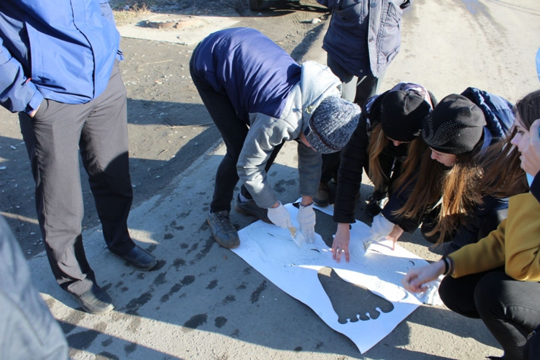 Предупреждающие надписи на асфальте появились в Бийске 