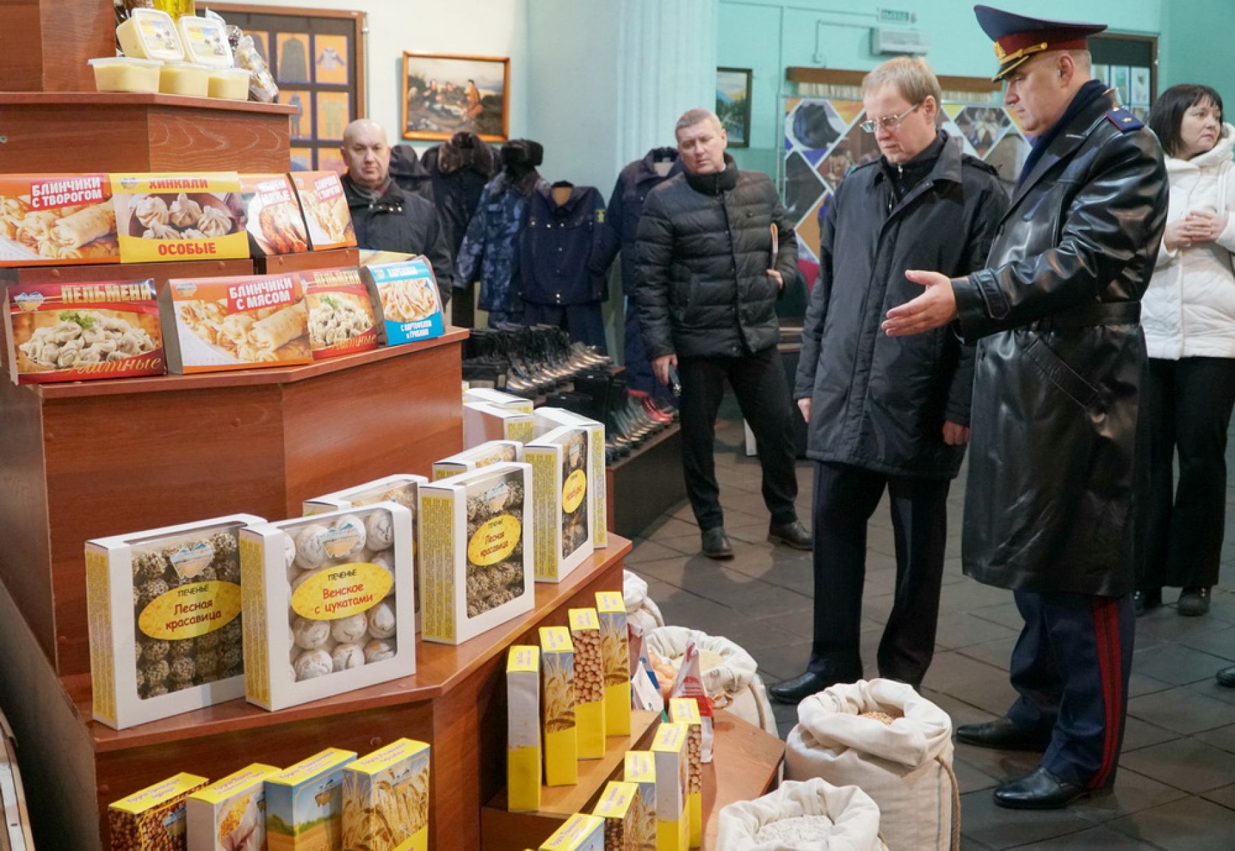 Сувениры и обувь: что еще производят в алтайских колониях