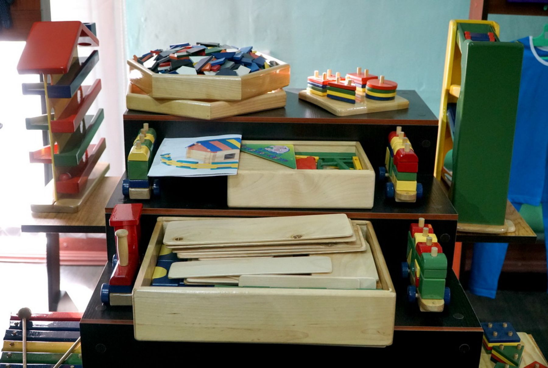 Сувениры и обувь: что еще производят в алтайских колониях