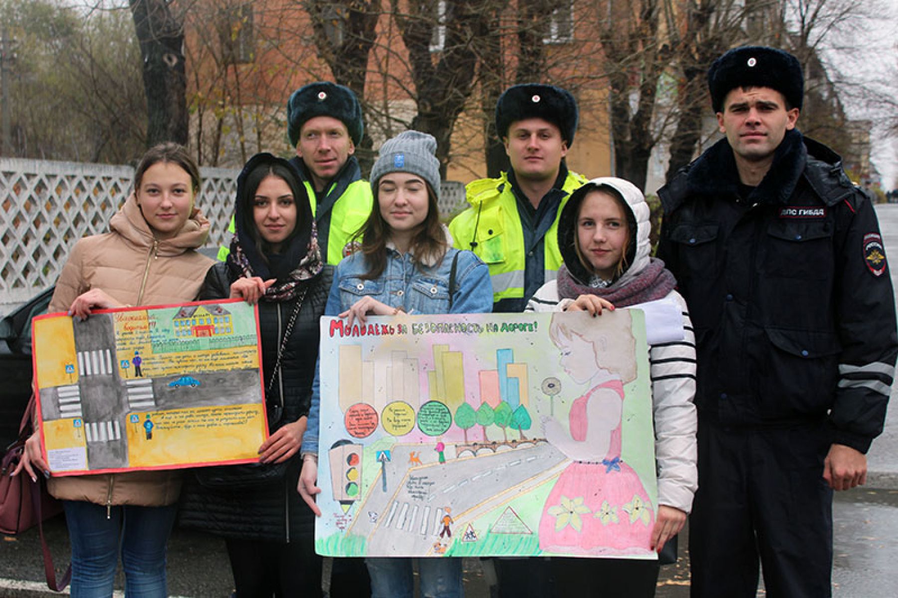 Студенты и сотрудники ГИБДД напомнили бийским водителям об уважении пешеходов 
