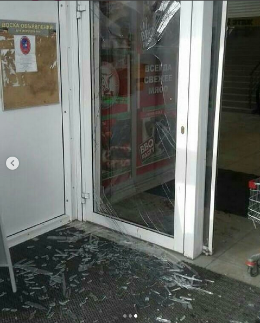 Покупатель разбил стеклянную дверь в бийском торговом центре 