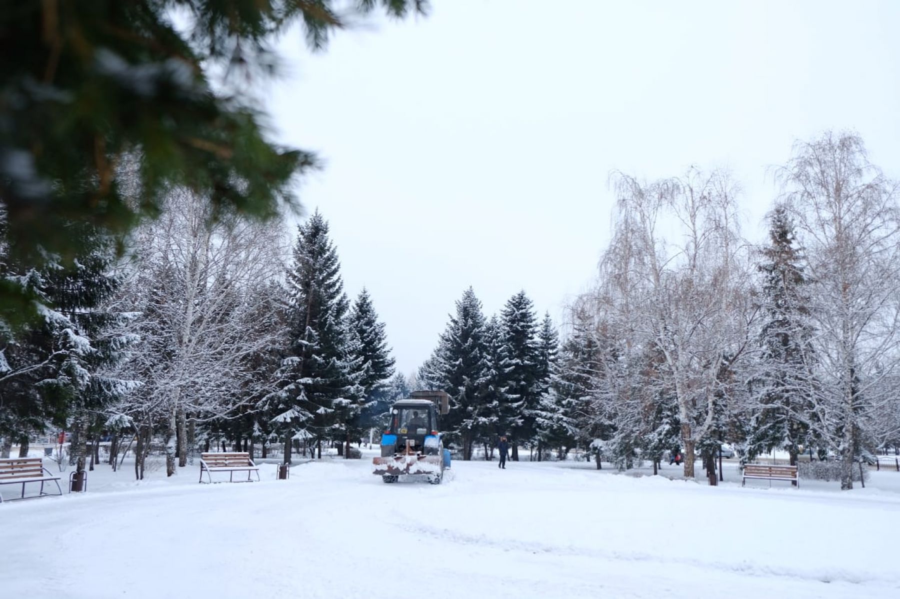 Уборка снега идет на тротуарах и пешеходных переходах