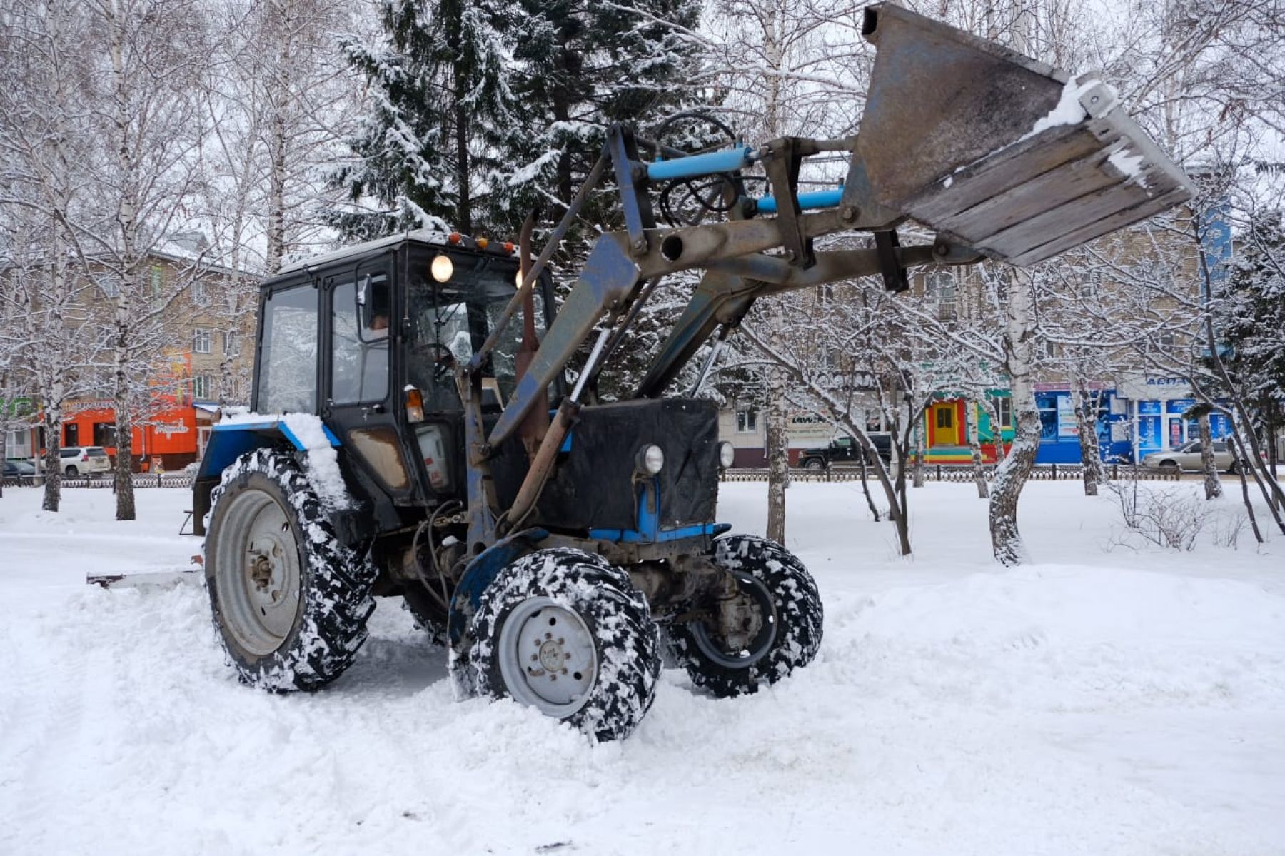 Уборка снега идет на тротуарах и пешеходных переходах