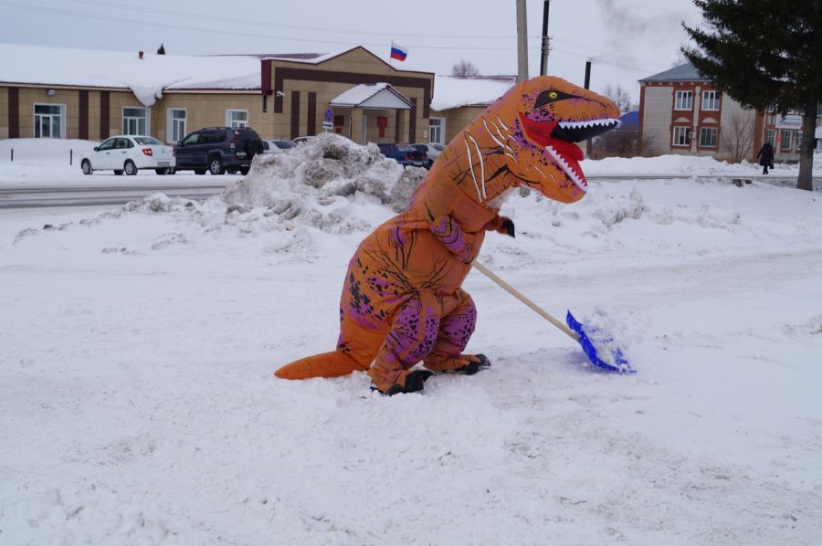 Житель Змеиногорска в костюме динозавра чистил снег у городской администрации 