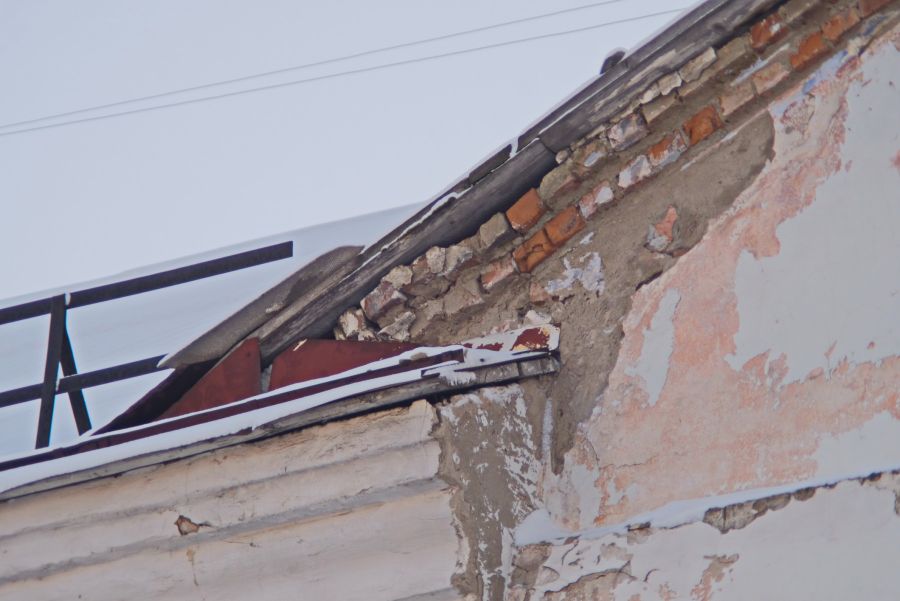 Потолок упал в доме, который суд обязал отремонтировать еще в ноябре