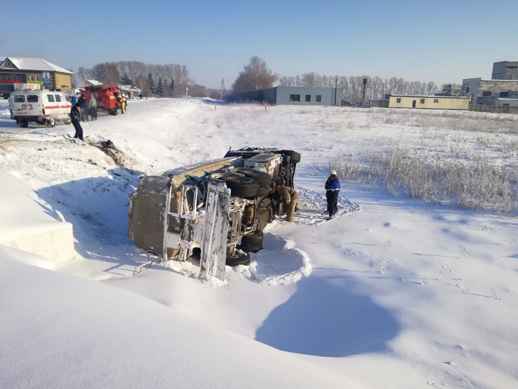 Большая цистерна с топливом опрокинулась в пригороде Бийска 