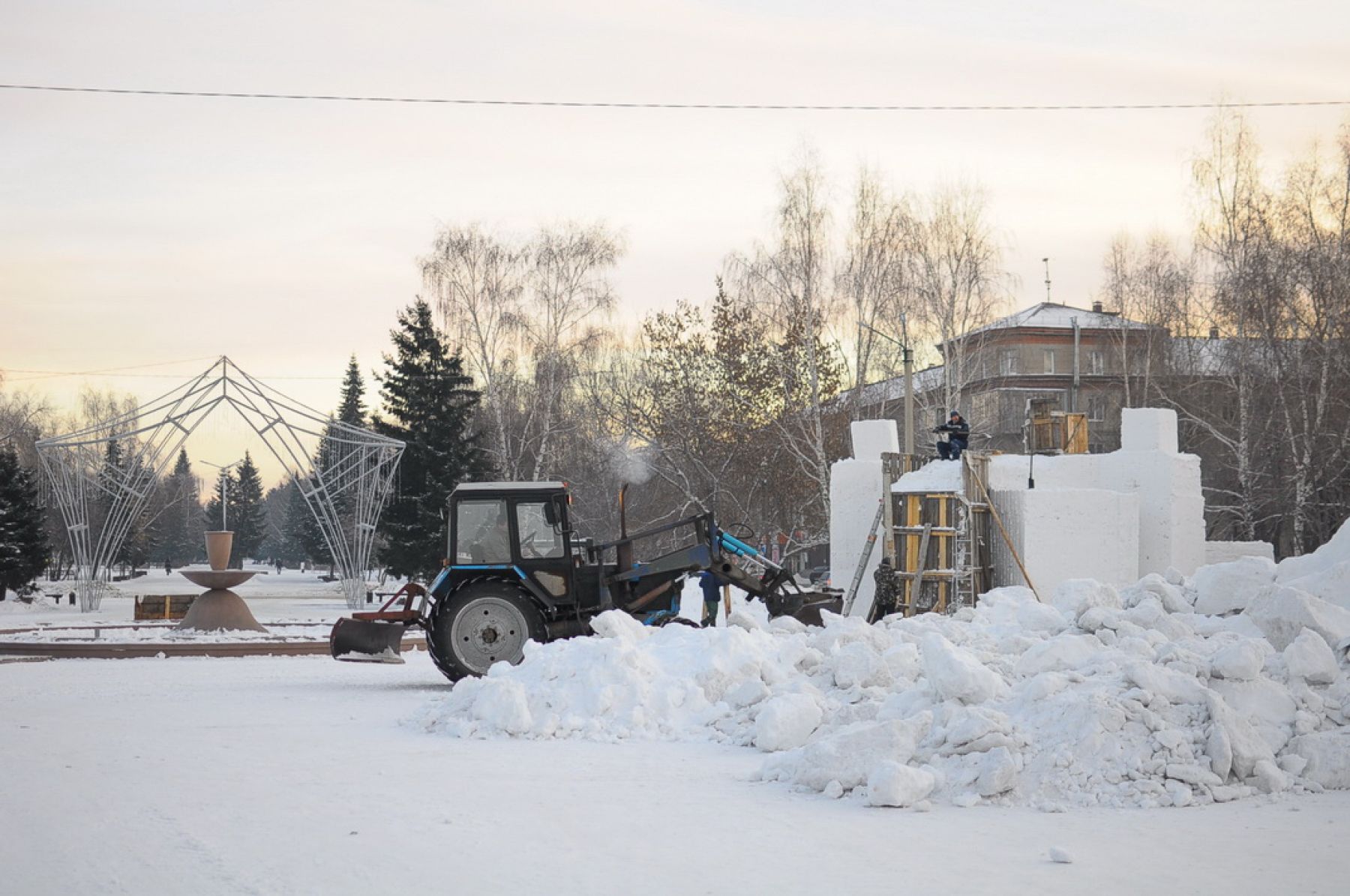 Праздник к нам приходит: по всему городу возводят снежные городки