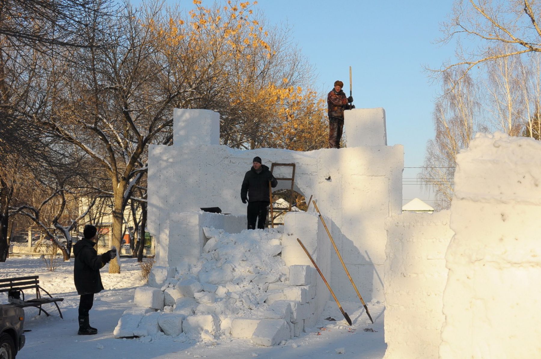 Праздник к нам приходит: по всему городу возводят снежные городки