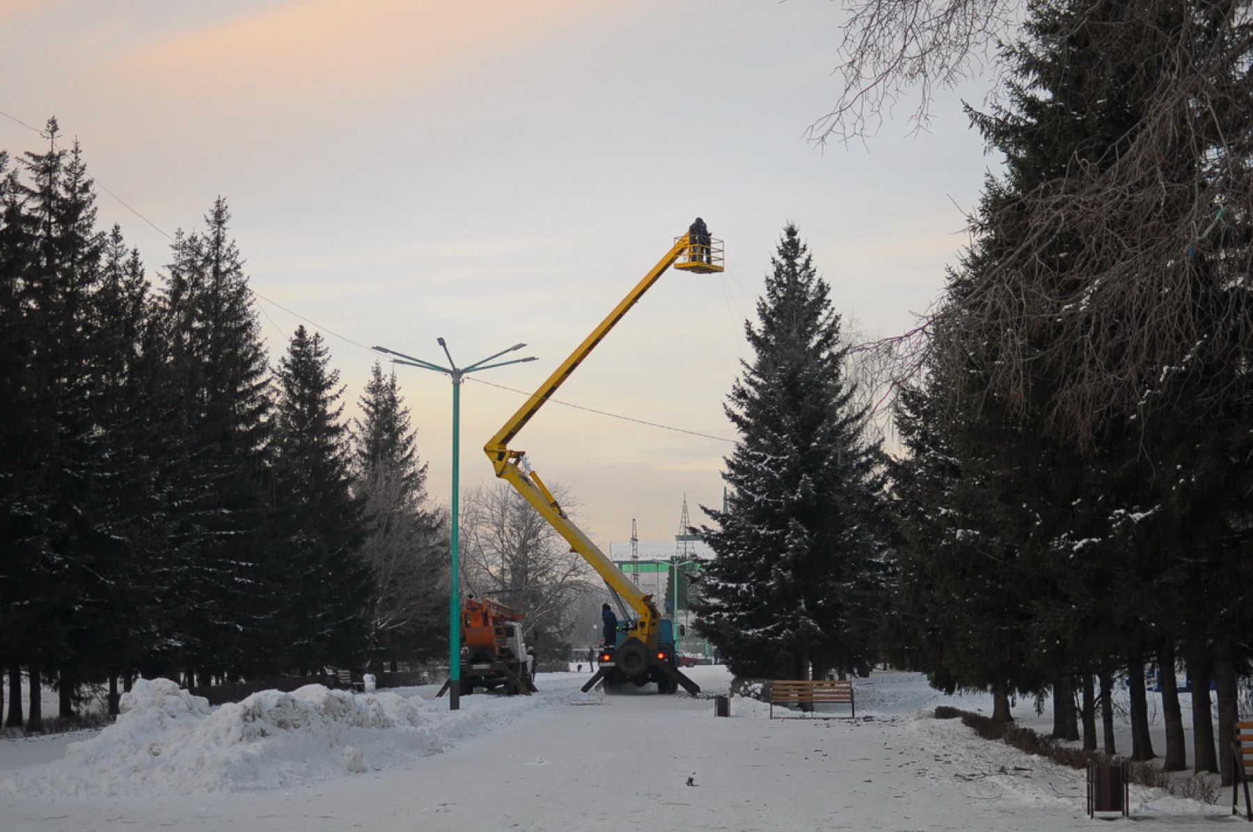 Праздник к нам приходит: по всему городу возводят снежные городки