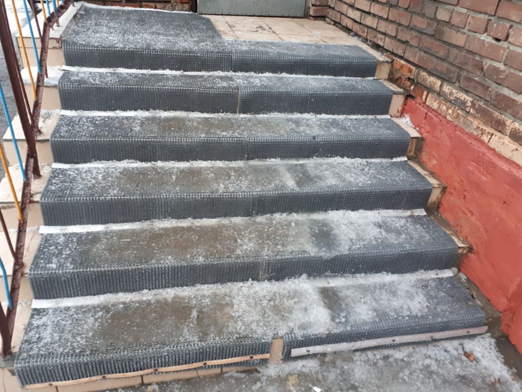 Козырьки над входами соорудили в «проблемном» бийском детсаду 