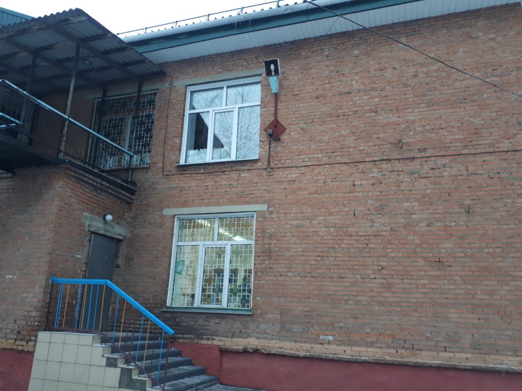 Козырьки над входами соорудили в «проблемном» бийском детсаду 