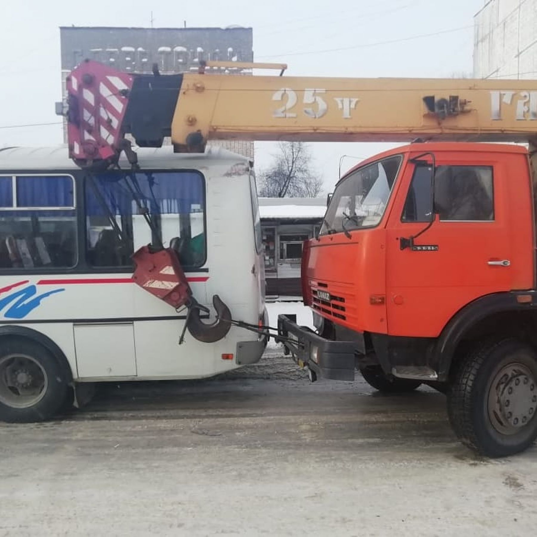 Автокран столкнулся с автобусом в Бийске