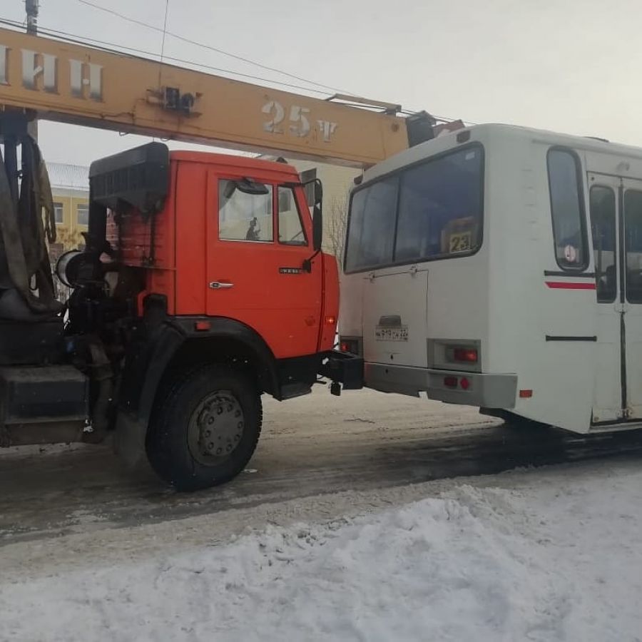 Автокран столкнулся с автобусом в Бийске