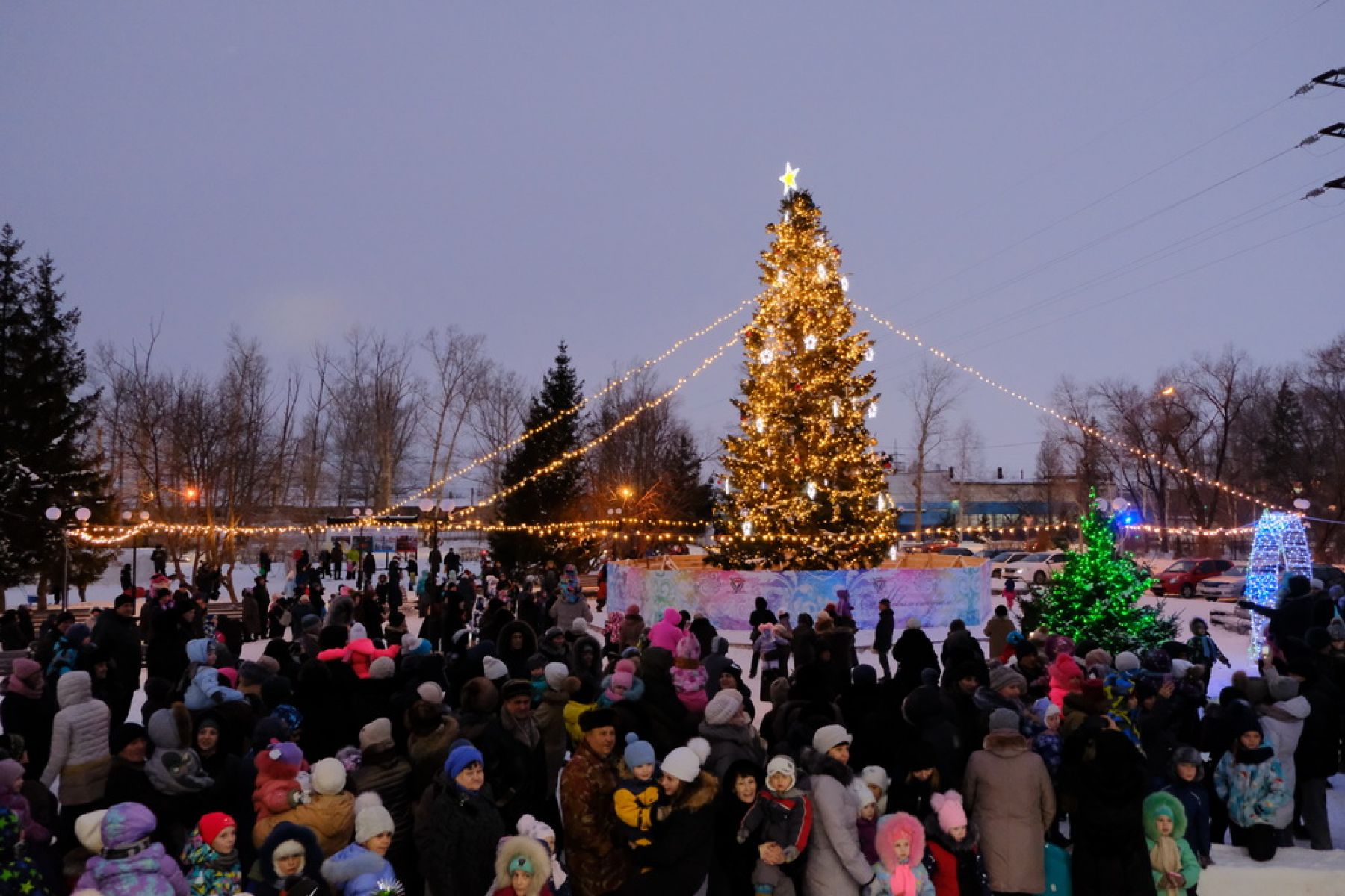 Фоторепортаж. Открылся  снежный городок у Дворца культуры БОЗ