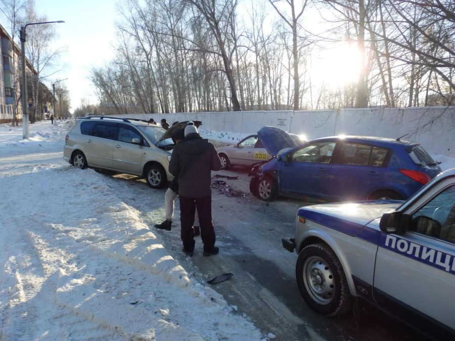 ДТП с участие трех автомобилей произошло в Бийске