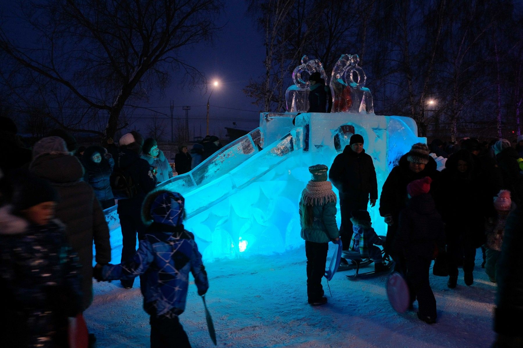 Фоторепортаж: открытие главной городской елки 