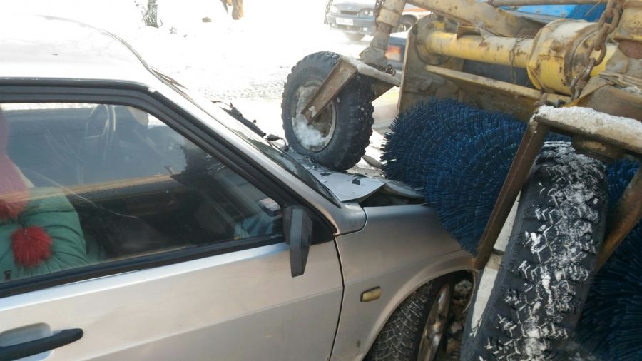 Легковушка въехала в снегоуборочный трактор в Бийске