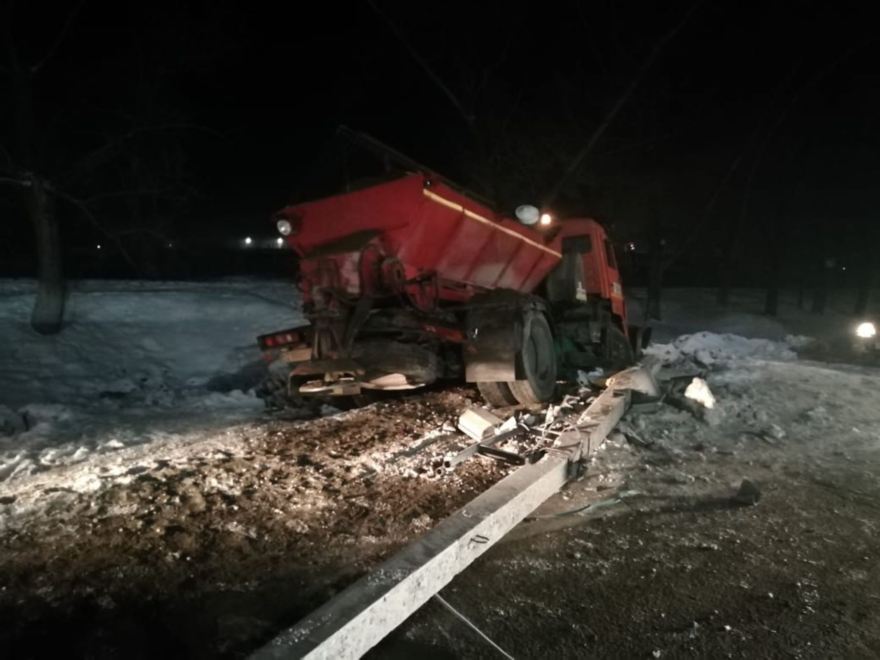 КАМАЗ дорожной службы наехал на светофор в Бийске 