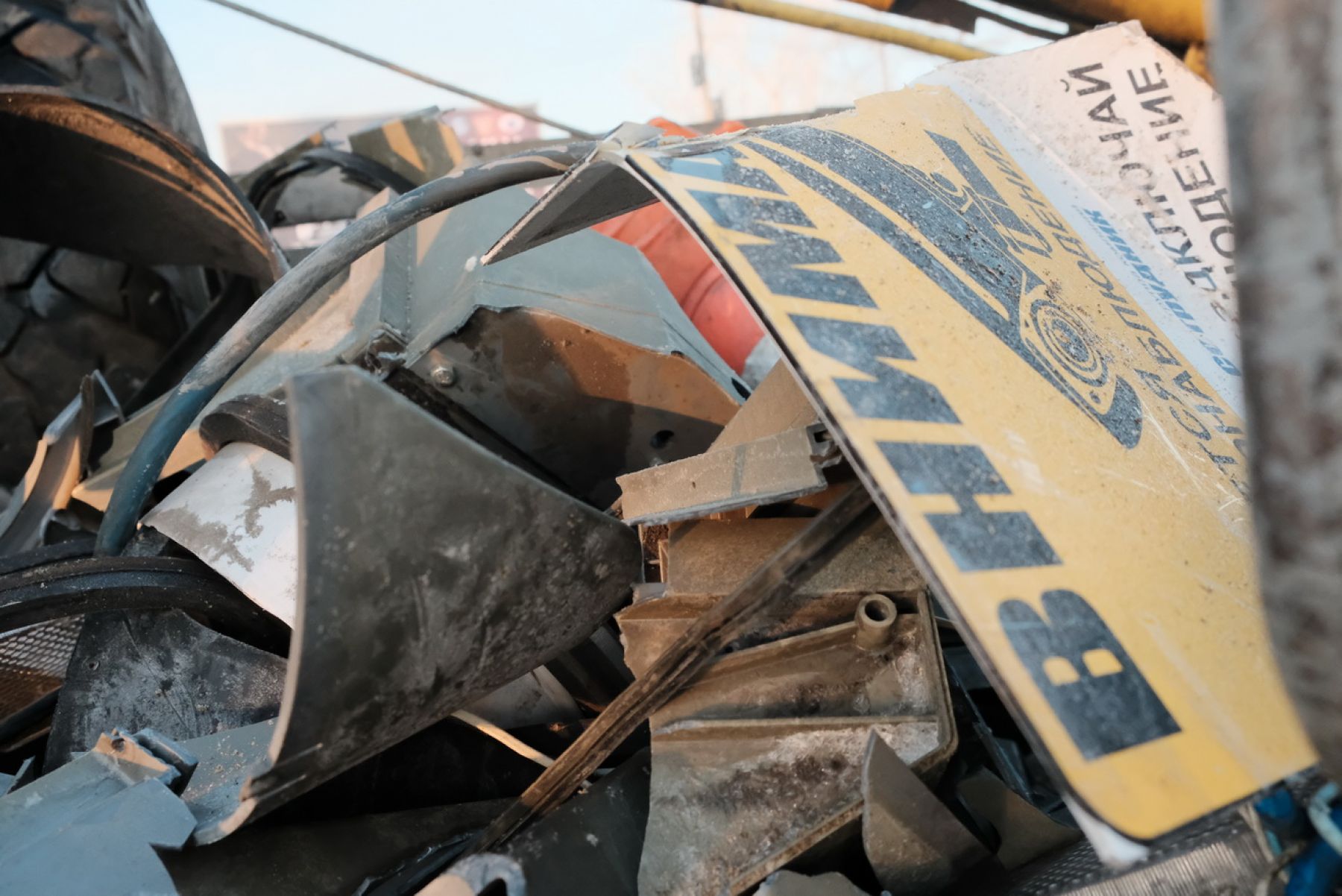 Рабочие восстанавливают сбитый в Бийске светофор  