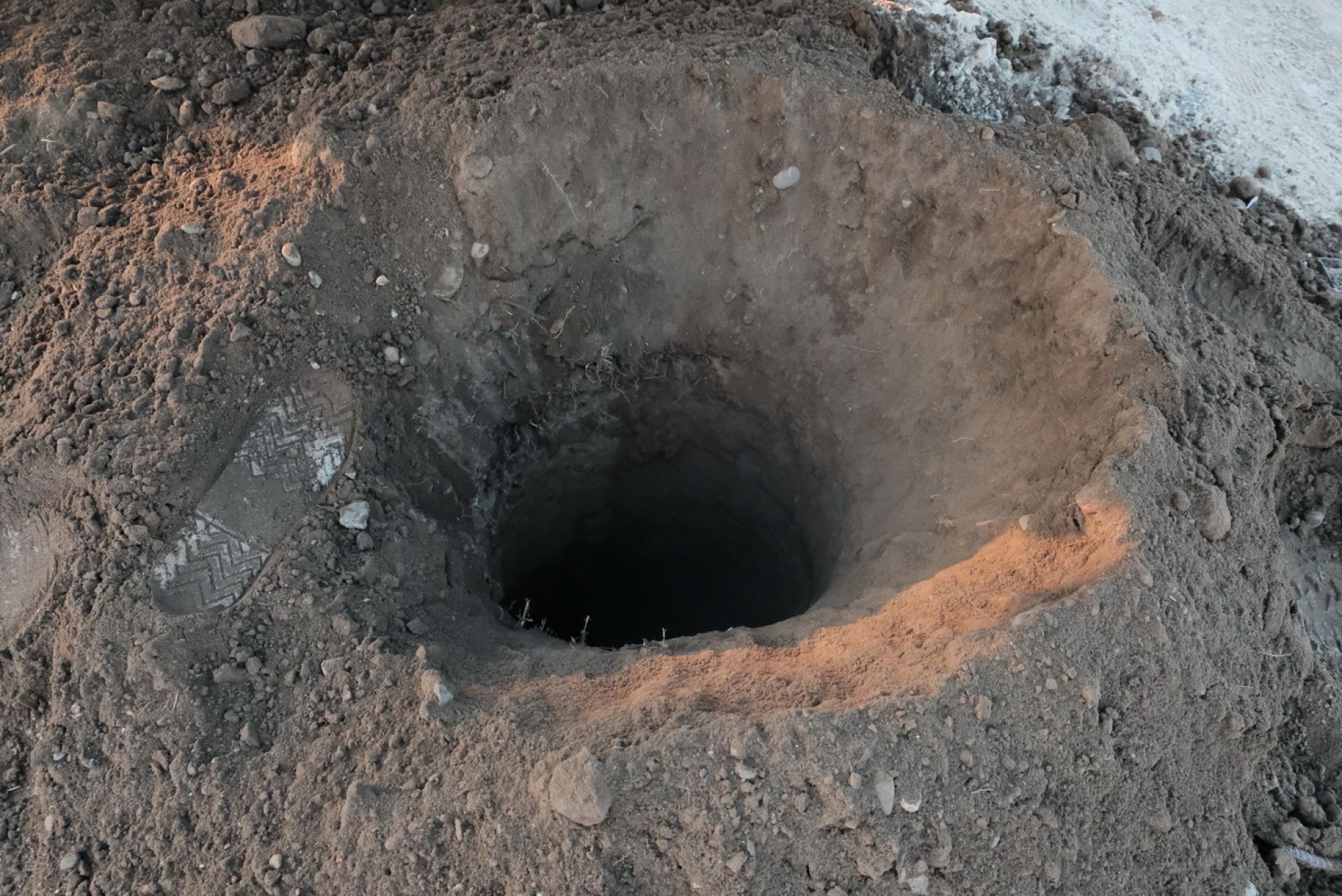 Рабочие восстанавливают сбитый в Бийске светофор  