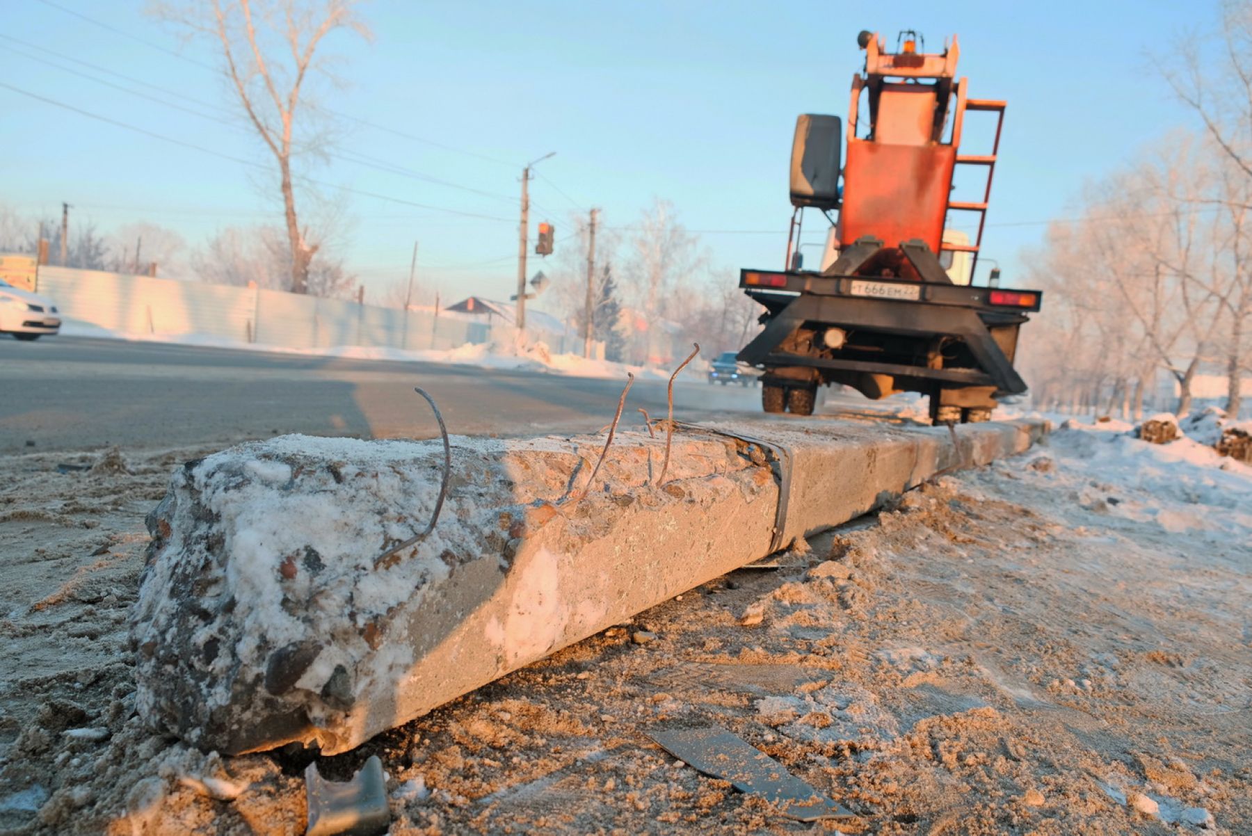 Рабочие восстанавливают сбитый в Бийске светофор  