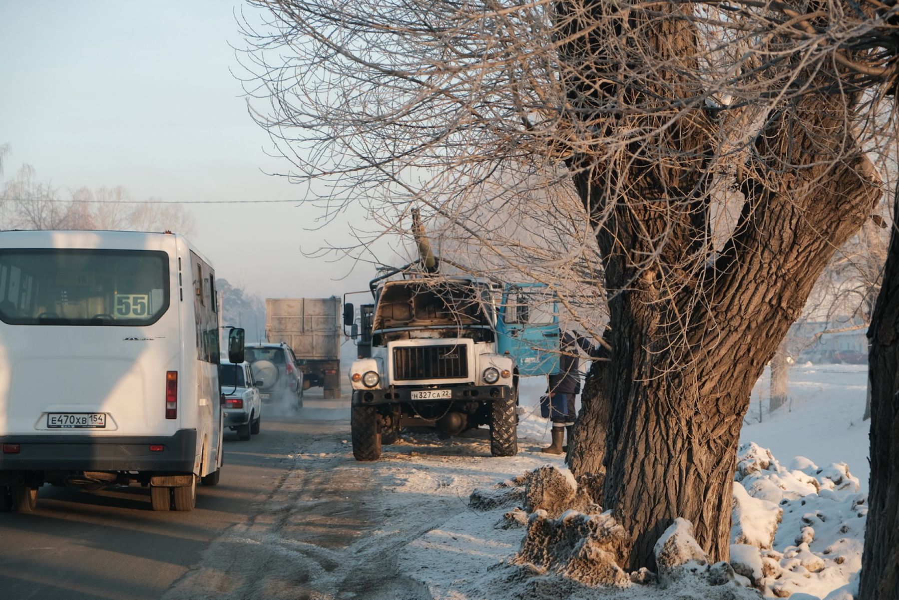 Рабочие восстанавливают сбитый в Бийске светофор  