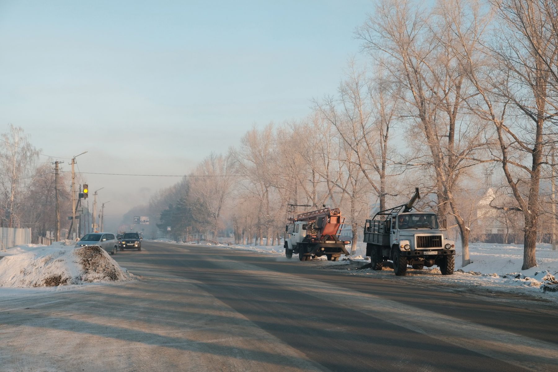 Рабочие восстанавливают сбитый в Бийске светофор  
