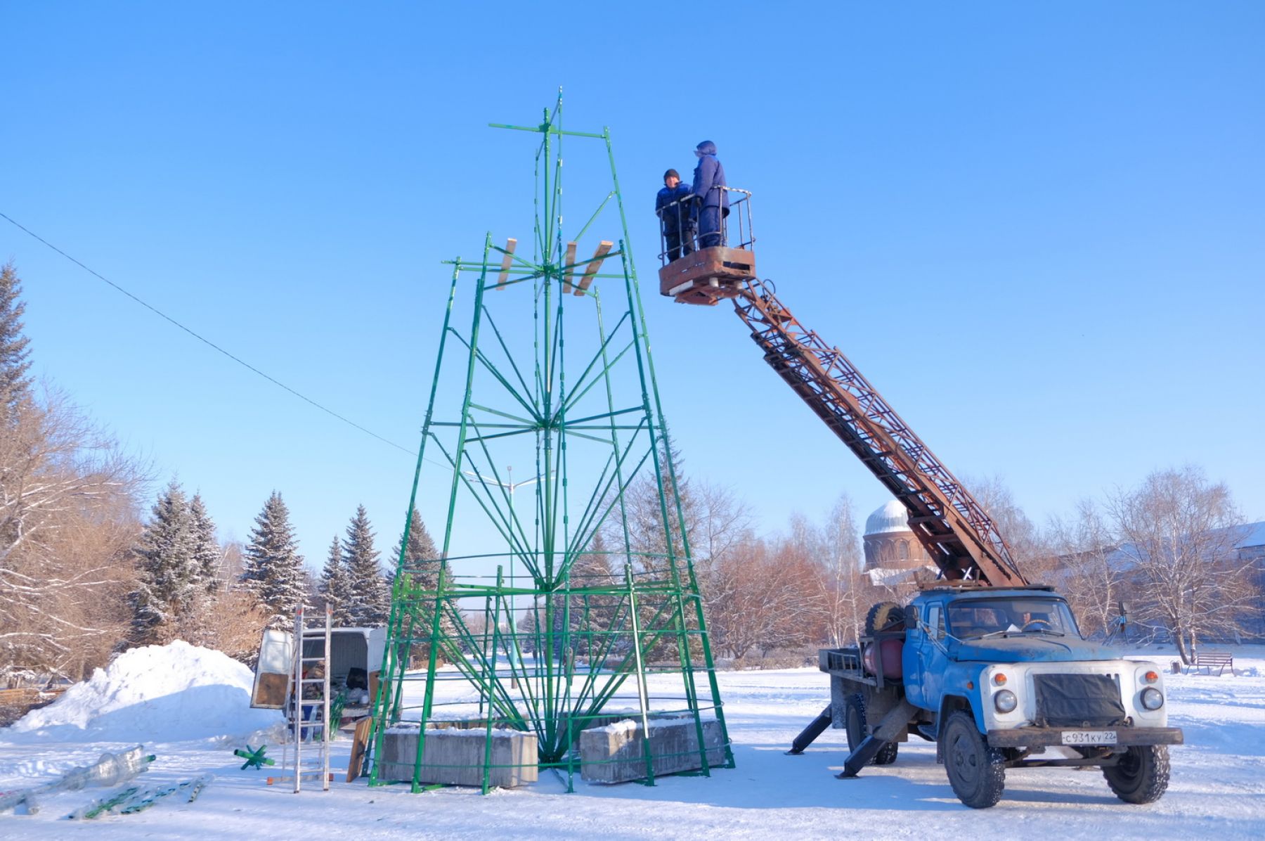 На Петровском бульваре приступили к разбору новогодней ёлки