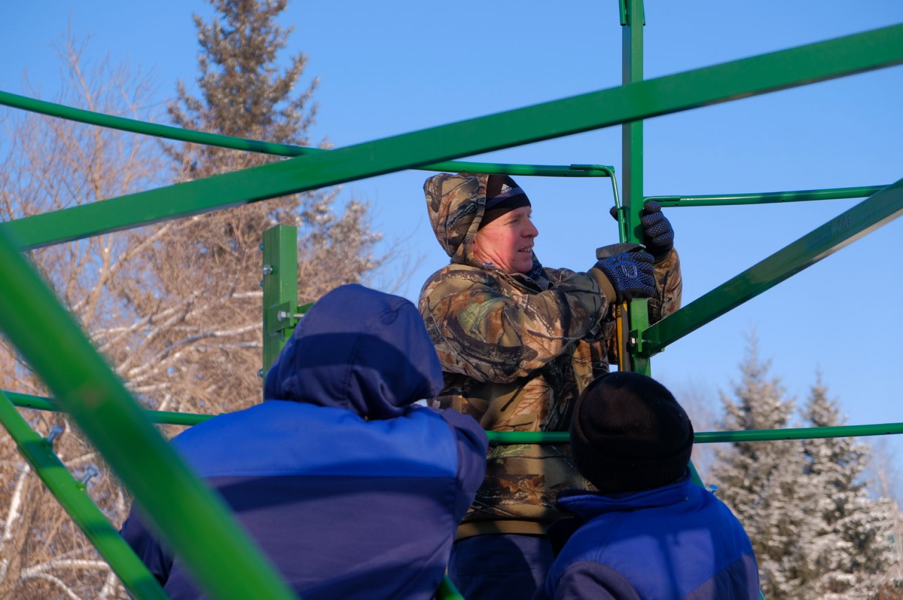 На Петровском бульваре приступили к разбору новогодней ёлки